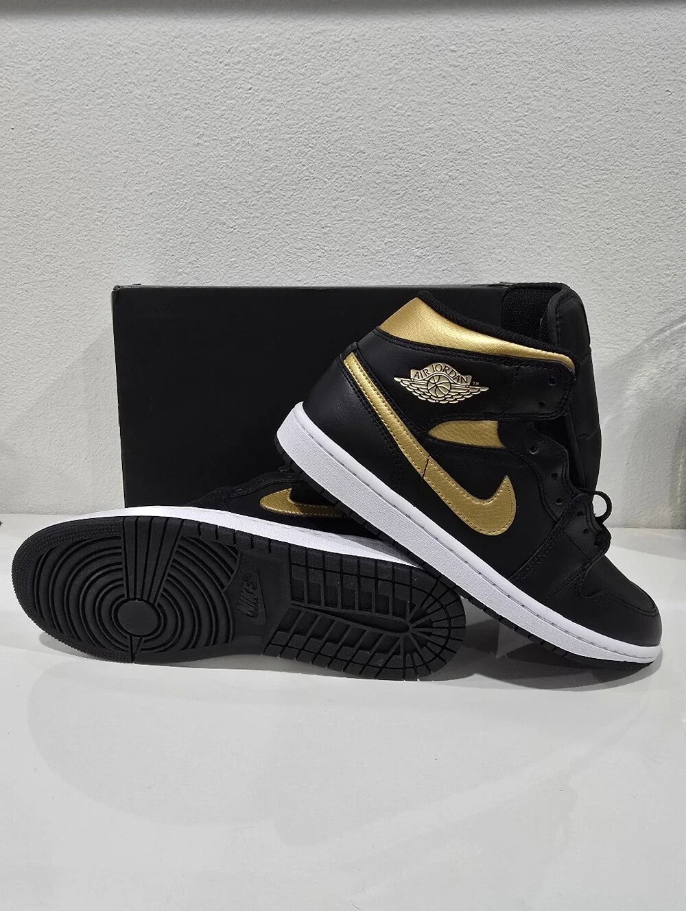 Nike Air Jordan 1 Mid Black Metallic Gold White DQ8426-071 Men's Size 8 NEW